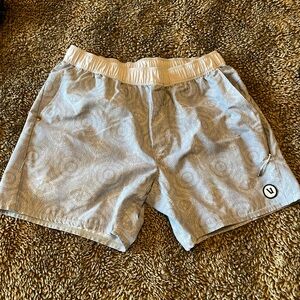 Vuori Mens Gray Patterned Shorts 6” inseam - Size Medium - Stretch Waist